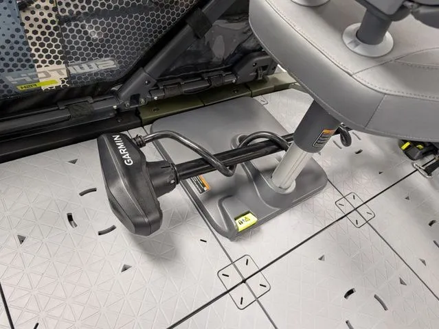 Slide: The Image of Sea-Doo Switch Fish™ 21 - 230 hp Galvanized 2026 - 9