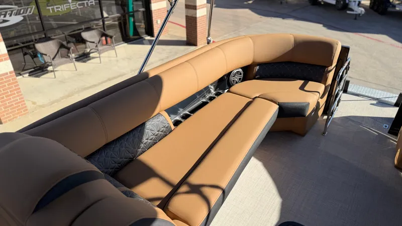 Slide: The Image of Harris Grand Mariner 250 2024 - 10