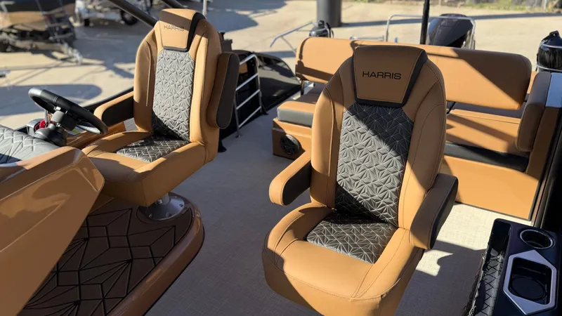 Slide: The Image of Harris Grand Mariner 250 2024 - 13