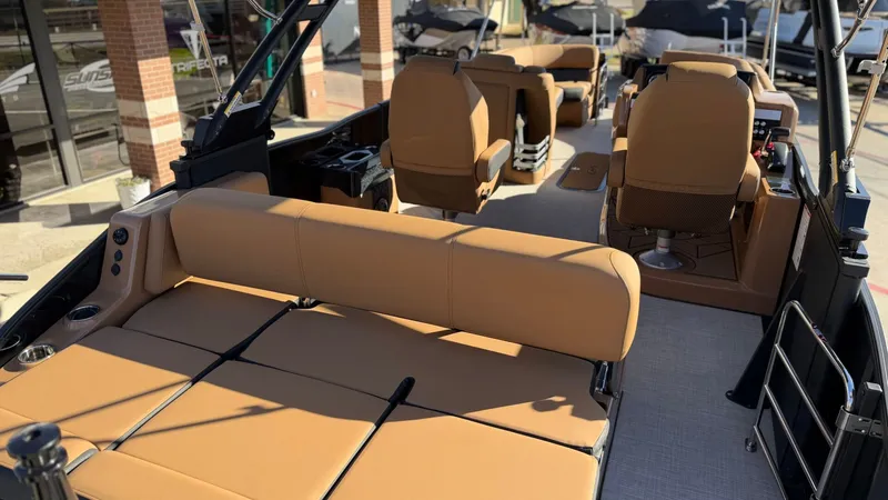 Slide: The Image of Harris Grand Mariner 250 2024 - 17