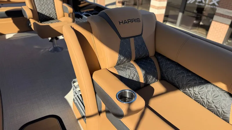 Slide: The Image of Harris Grand Mariner 250 2024 - 23