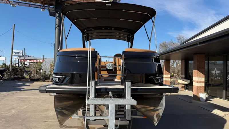 Slide: The Image of Harris Grand Mariner 250 2024 - 7