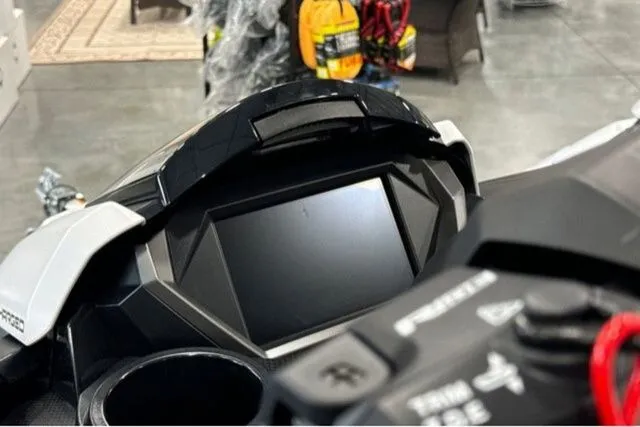 Slide: The Image of Yamaha FX SVHO W/AUDIO-BLACK/CYA 2025 - 13