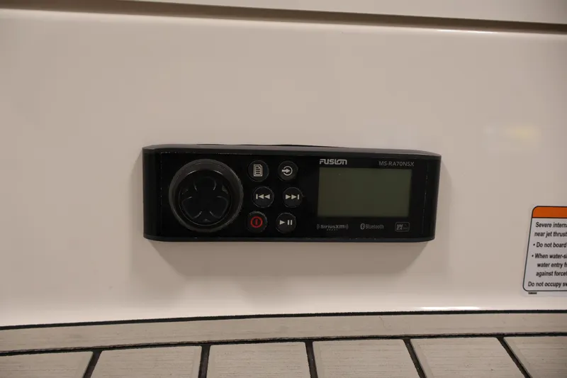 Slide: The Image of Fusion MS-RA70NSX stereo system on 2020 Yamaha Boats 195S dashboard. - 44