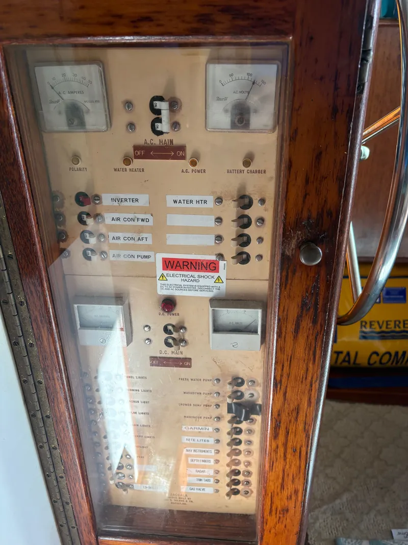 Slide: The Image of Wilbur 38 Flybridge 1983 - 12