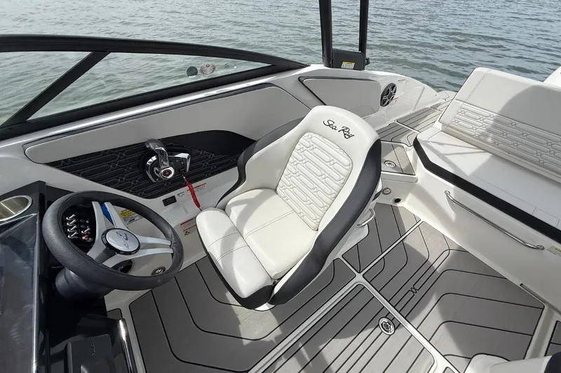 Slide: The Image of Sea Ray SPX 210 Outboard 2026 - 15
