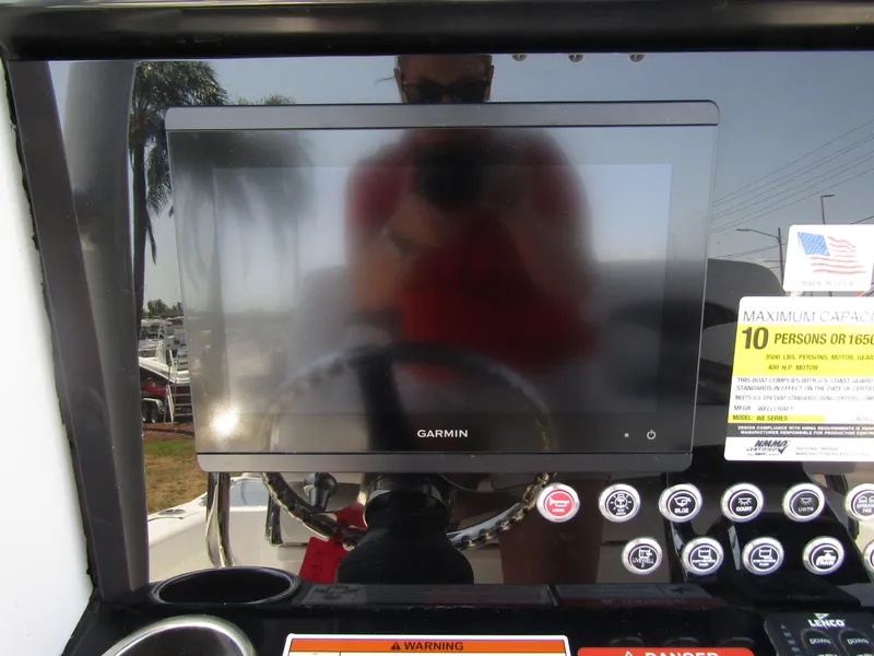 Slide: The Image of Garmin display on 2024 Wellcraft 243 Fisherman boat dashboard. - 25