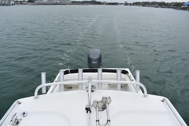 Slide: The Image of 2015 Parker 2320 SL Sport Cabin boat on open water, rear view. - 10