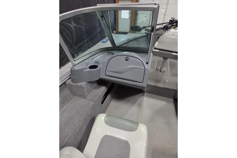 Slide: The Image of 2006 Lund 1775 Classic Sport boat interior with windshield and seating area. - 11
