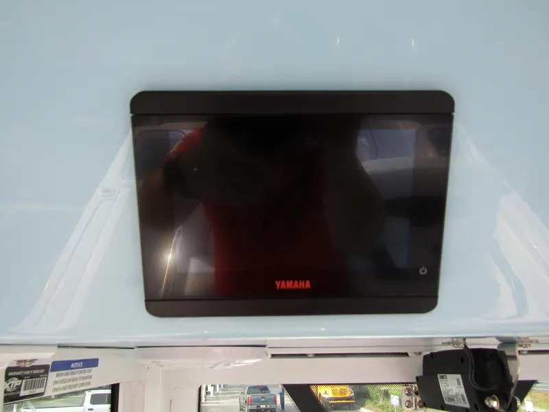 Slide: The Image of Yamaha display screen on 2025 Wellcraft 243 Fisherman boat dashboard. - 24