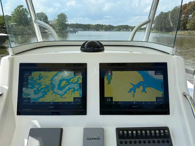 Slide: The Image of Regulator Marine 28 FS w/SeaKeeper Ride 2013 - 26
