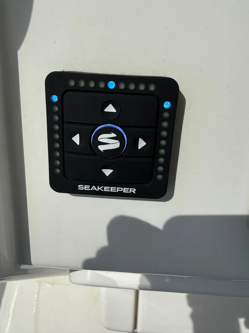 Slide: The Image of Regulator Marine 28 FS w/SeaKeeper Ride 2013 - 30