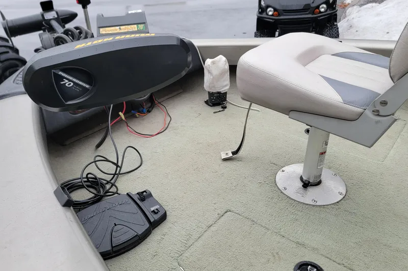 Slide: The Image of 2002 Tracker Tundra 18 WT boat interior with trolling motor and swivel seat. - 10