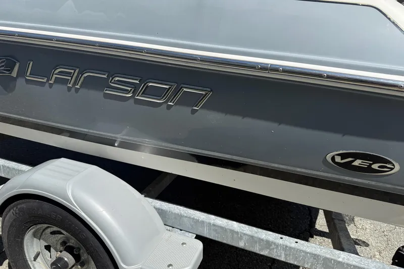 Slide: The Image of 2014 Larson LX 160S OB boat on trailer, featuring VEC technology. - 21