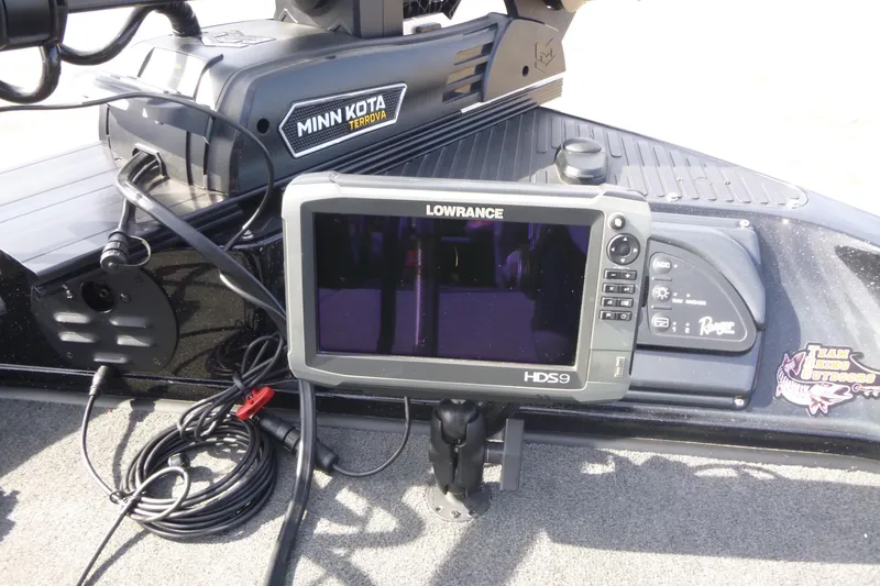 Slide: The Image of 2008 Ranger 620 VS boat with Lowrance HDS9 and Minn Kota Terrova trolling motor. - 13