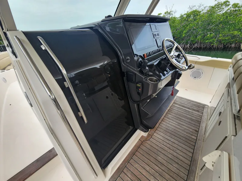 Slide: The Image of 2017 PURSUIT 408 S - Image 18 - 18