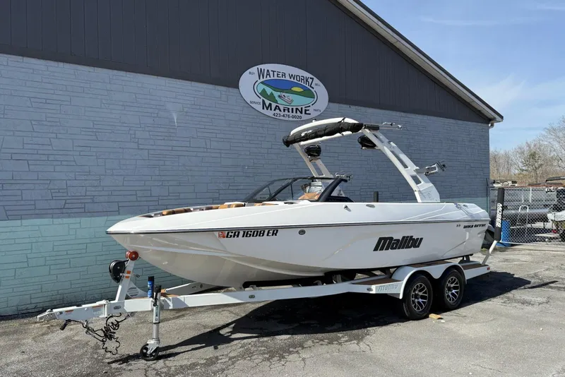 Slide: The Image of 2020 Malibu Wakesetter 21 VLX boat on trailer at Water Workz Marine. - 3