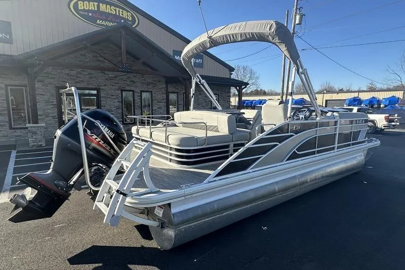 The Image of 2021 Bennington 23 LSB pontoon boat parked outside dealership. - 0