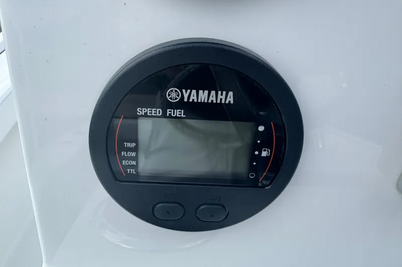 Slide: The Image of Yamaha speed and fuel gauge on Parker 180 Coastal, 2026 model. - 18
