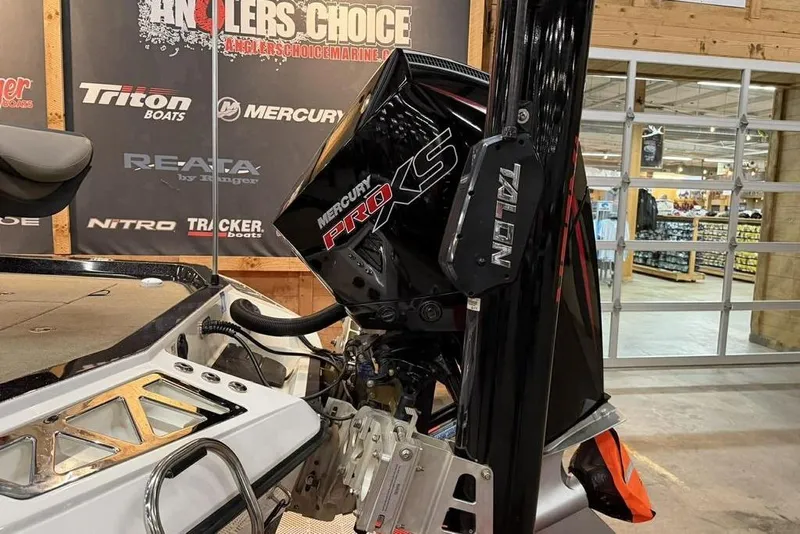 Slide: The Image of 2020 Ranger Z520L boat with Mercury Pro XS engine and Talon anchor system. - 6