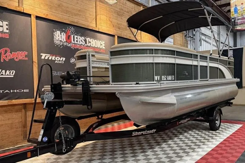 Slide: The Image of 2018 Bennington 21 SLX pontoon boat on trailer in showroom. - 4