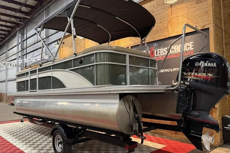 Slide: The Image of 2018 Bennington 21 SLX pontoon boat with Yamaha engine in showroom. - 5