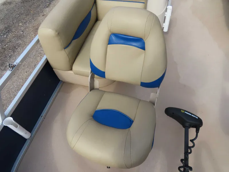 Slide: The Image of Sun Tracker Fishin Barge 20 2013 - 14