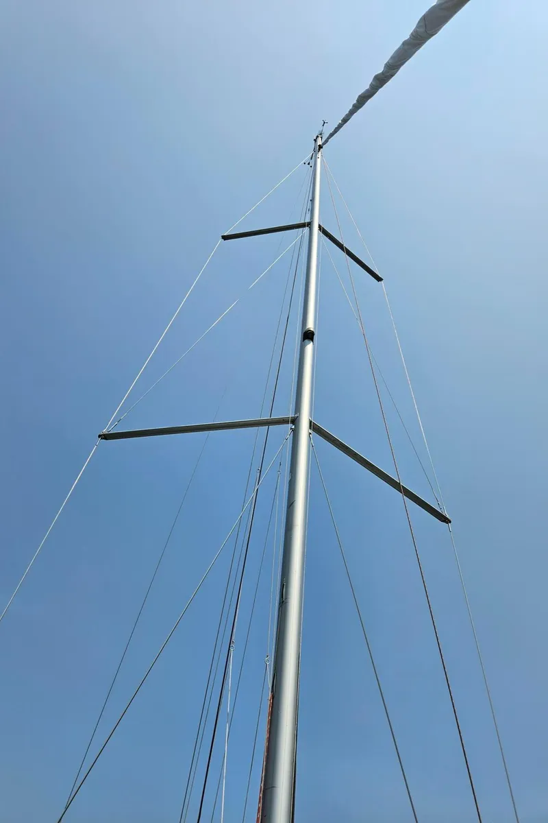 Slide: The Image of Mast of 2012 Beneteau Oceanis 37 sailboat against clear blue sky. - 15