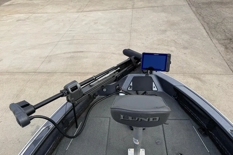 Slide: The Image of 2015 Lund 202 Pro-V GL boat with trolling motor and navigation system. - 10