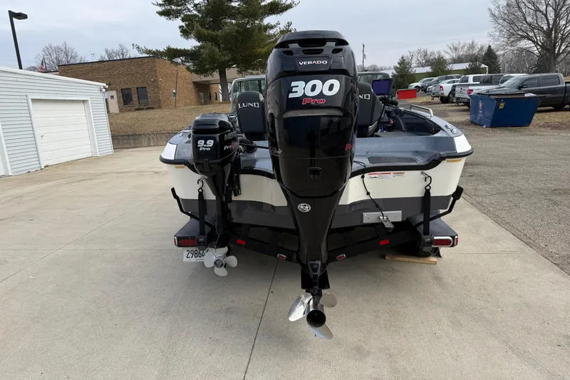 Slide: The Image of 2015 Lund 202 Pro-V GL boat with dual Mercury Pro outboard motors. - 7
