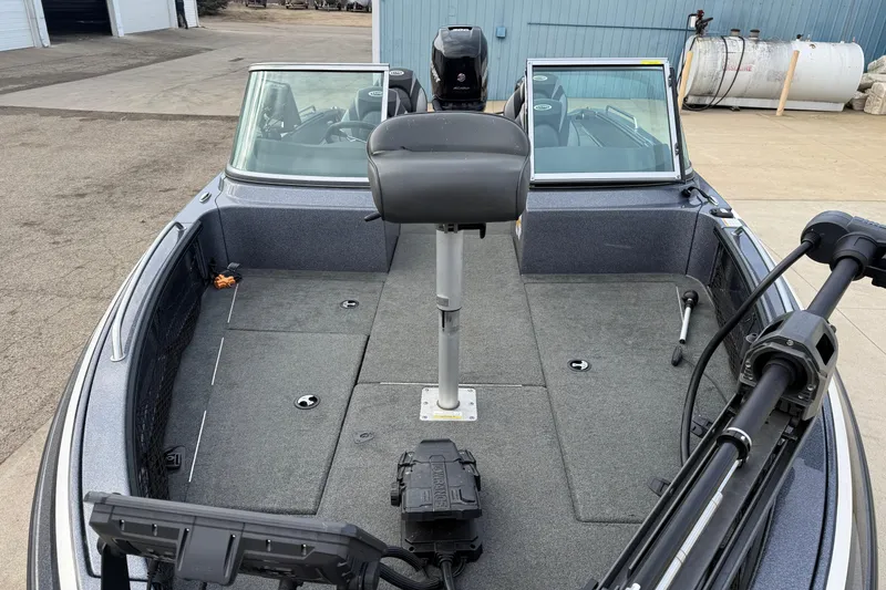 Slide: The Image of 2015 Lund 202 Pro-V GL boat interior with seating and equipment. - 9