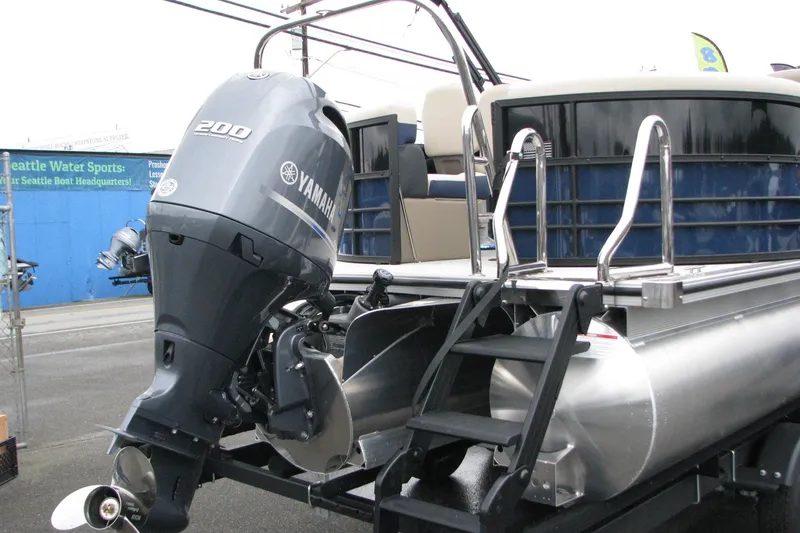 Slide: The Image of 2026 Berkshire 24 E CTS pontoon boat with Yamaha 200 outboard motor. - 18