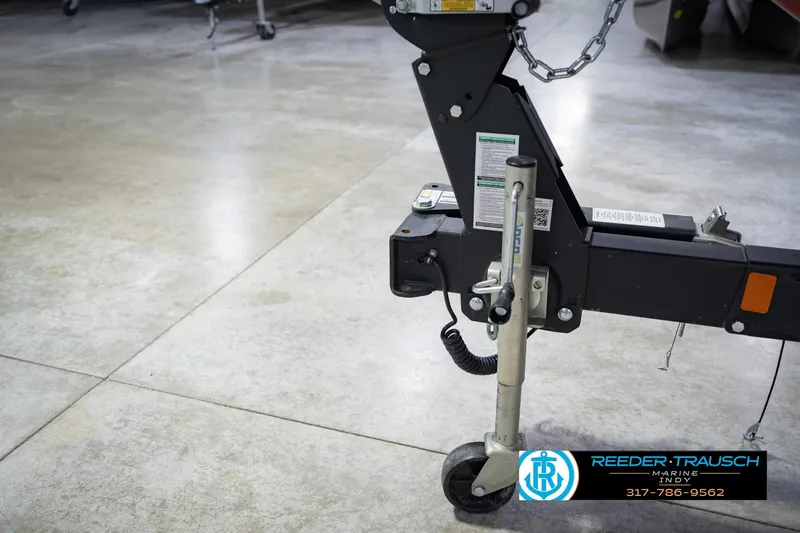 Slide: The Image of Trailer hitch of a 2024 Yamaha Boats AR195 in a showroom setting. - 52