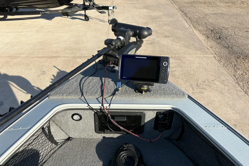 Slide: The Image of 2005 Lund 2025 Pro-V LE boat with Humminbird fish finder and trolling motor. - 10