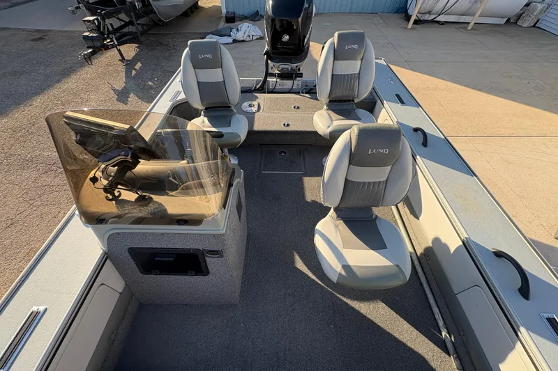 Slide: The Image of 2005 Lund 2025 Pro-V LE boat interior with seating and console. - 20