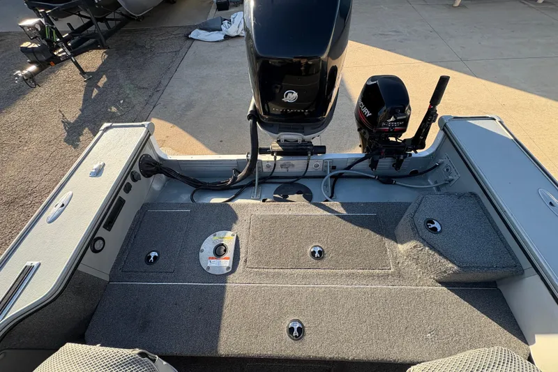 Slide: The Image of 2005 Lund 2025 Pro-V LE boat interior with Mercury outboard motor, carpeted deck. - 26