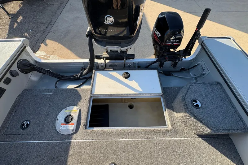 Slide: The Image of 2005 Lund 2025 Pro-V LE boat interior with Mercury outboard motors. - 28