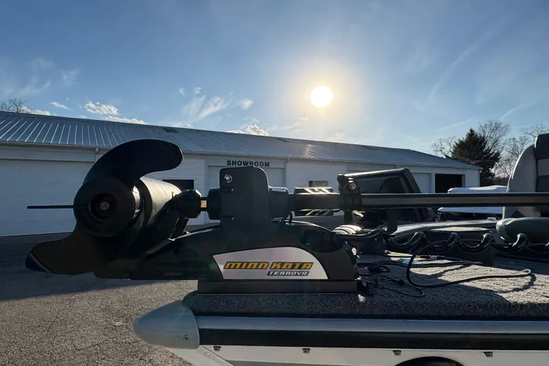 Slide: The Image of 2005 Lund 2025 Pro-V LE boat with Minn Kota Terrova motor, showroom background, sunny day. - 7