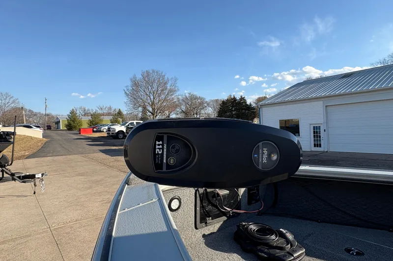 Slide: The Image of 2005 Lund 2025 Pro-V LE boat with iPilot trolling motor in driveway. - 8