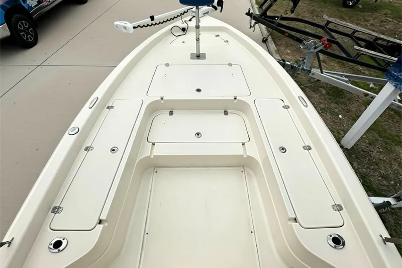 Slide: The Image of 2006 ShearWater 2400Z boat deck with storage compartments and trolling motor. - 4