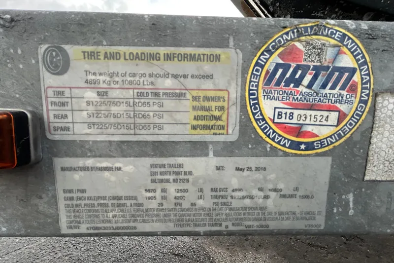 Slide: The Image of Tire and loading information label on a 2018 NauticStar 28 XS trailer. - 106