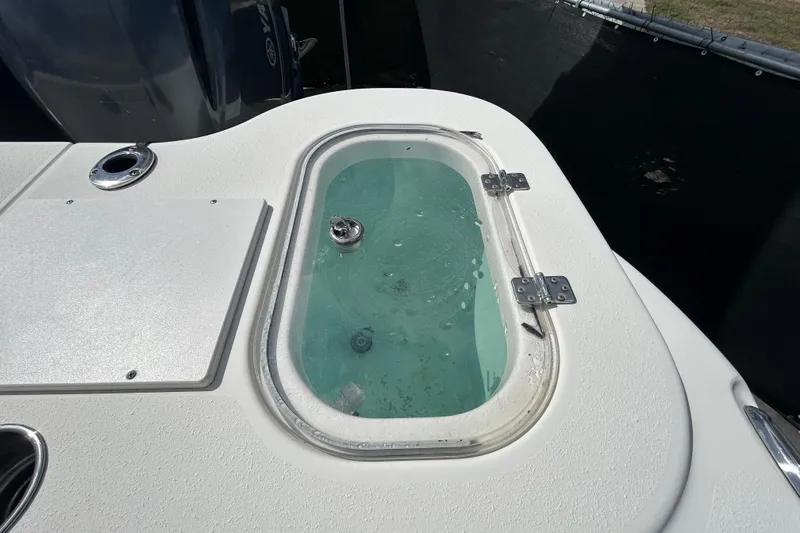 Slide: The Image of 2018 NauticStar 28 XS boat livewell with clear lid and hinges. - 46