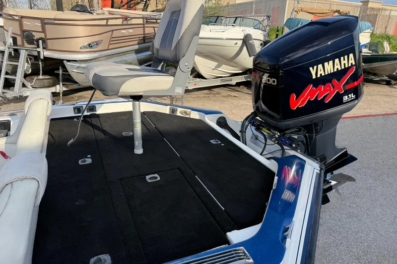 Slide: The Image of 1999 Charger 195TF boat with Yamaha VMAX 3.1L outboard engine, featuring a swivel seat. - 22