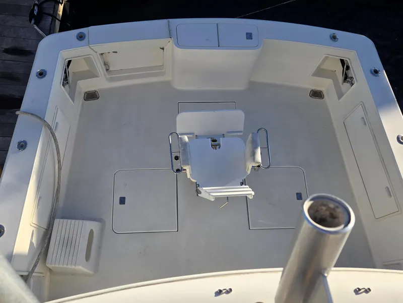 Slide: The Image of 2001 Ocean Yachts 43 Super Sport boat deck with central seating and storage compartments. - 25