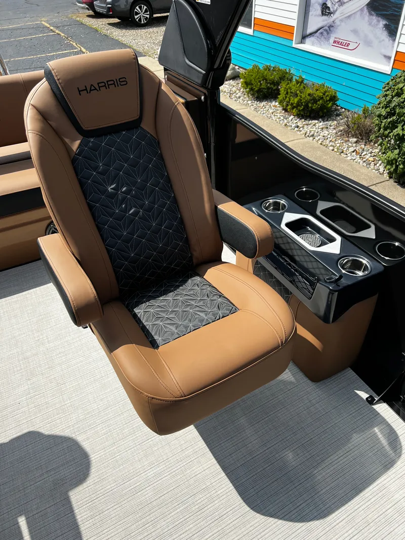 Slide: The Image of Harris Grand Mariner 250 2025 - 10