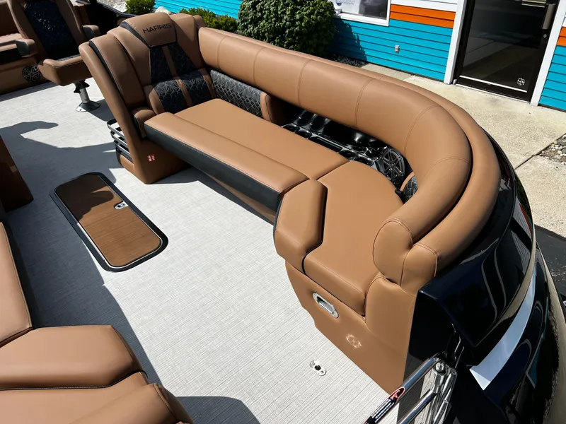 Slide: The Image of Harris Grand Mariner 250 2025 - 14