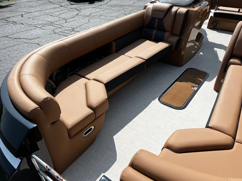 Slide: The Image of Harris Grand Mariner 250 2025 - 15