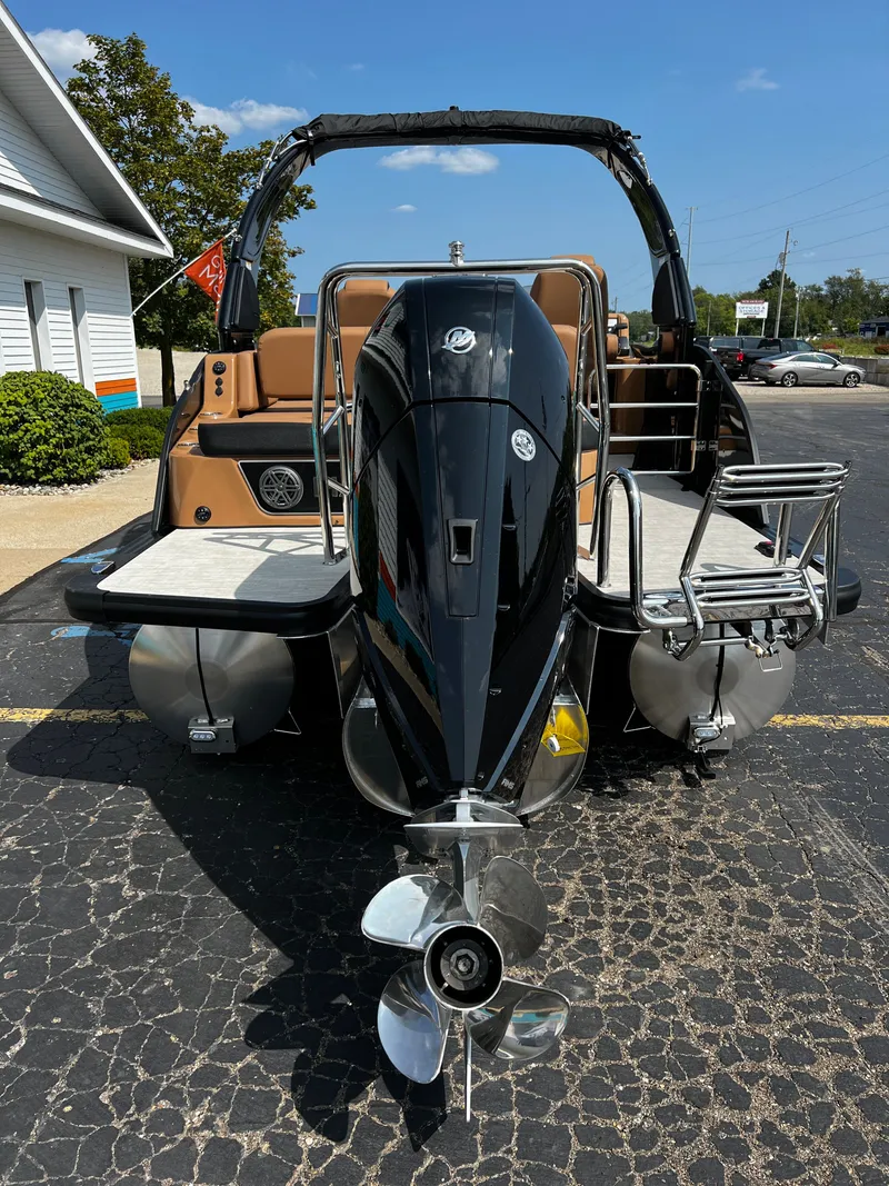 Slide: The Image of Harris Grand Mariner 250 2025 - 17