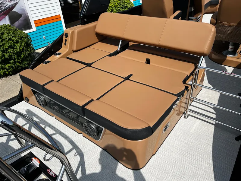 Slide: The Image of Harris Grand Mariner 250 2025 - 4