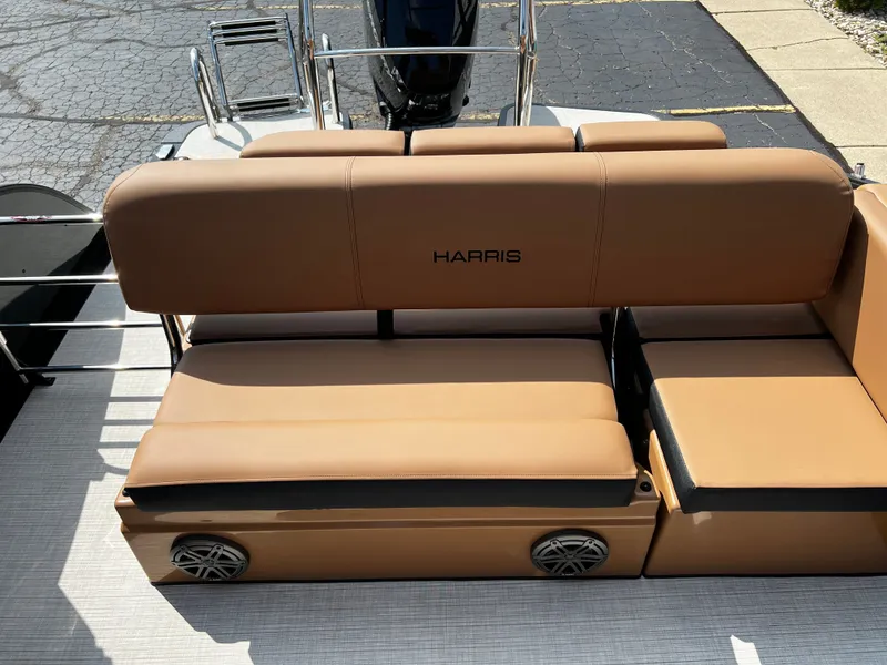 Slide: The Image of Harris Grand Mariner 250 2025 - 5